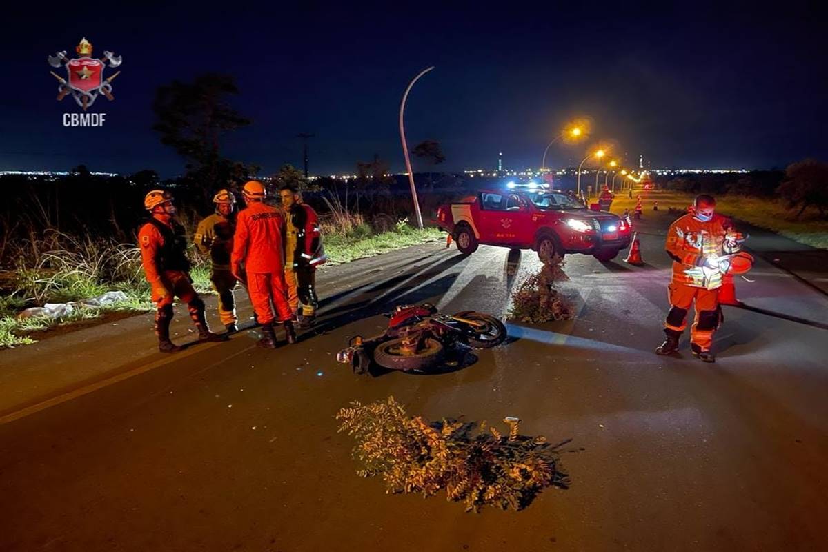 Motociclista de 45 anos morre ao bater em poste na DF 001 Metrópoles