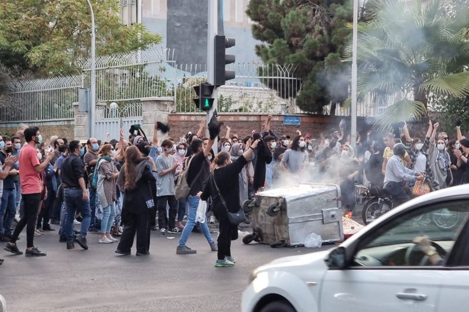 Após protestos procurador geral do Irã anuncia suspensão da polícia da