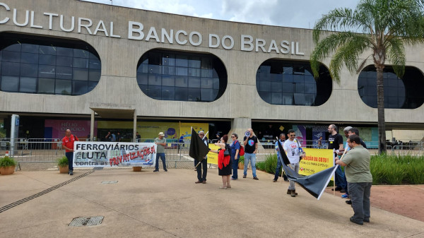 Manifestantes protestam na sede da transição contra leilão da CBTU MG