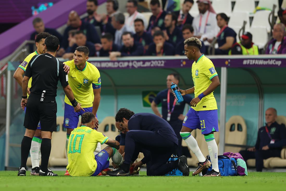 Neymar Deixa Jogo Chorando Ap S Les O No Tornozelo E Vira D Vida