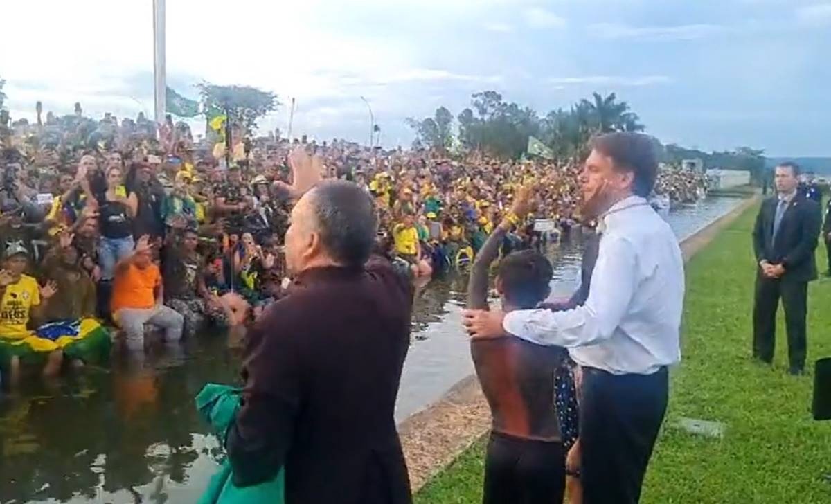 Bolsonaro acena para milhares de apoiadores e abraça crianças no