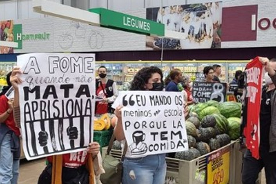 Vídeos grupo invade mercado do DF exigindo doação de cestas básicas