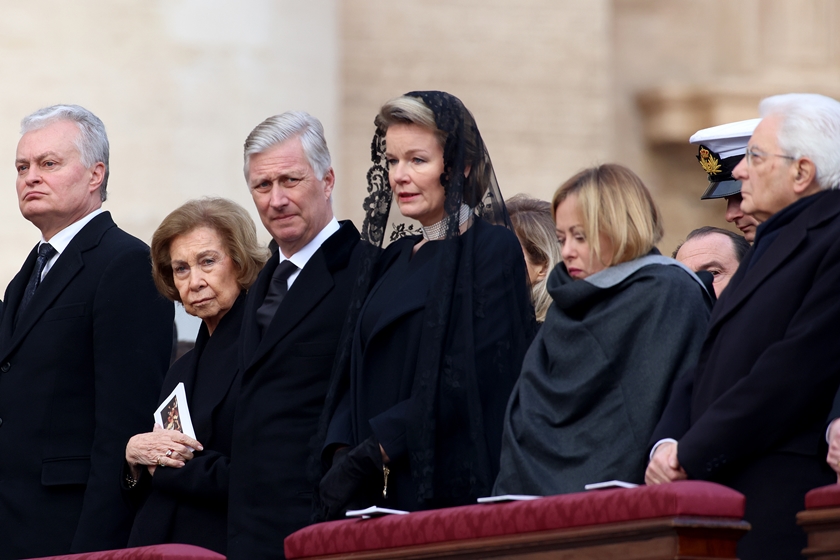 Fam Lia Real Participa De Imponente Funeral Do Papa Bento Xvi Metr Poles