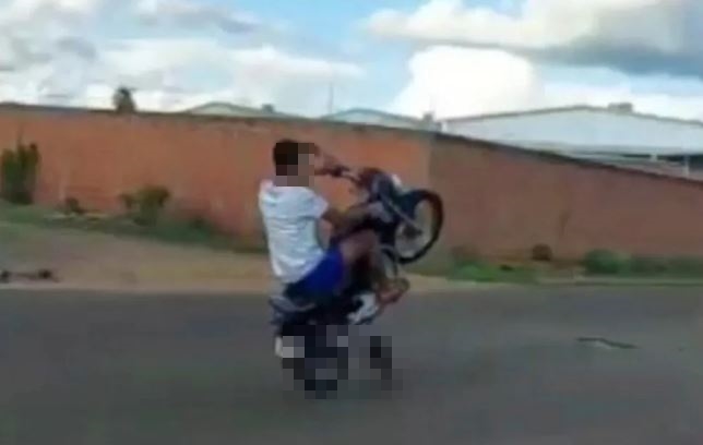 V Deo Homem Atropela Cachorro Enquanto Empinava Moto Em Ms Metr Poles