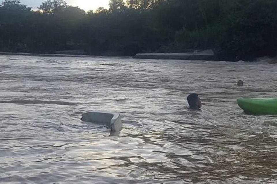 Irm Os De E Anos Desaparecem Em Cachoeira De Mg Metr Poles