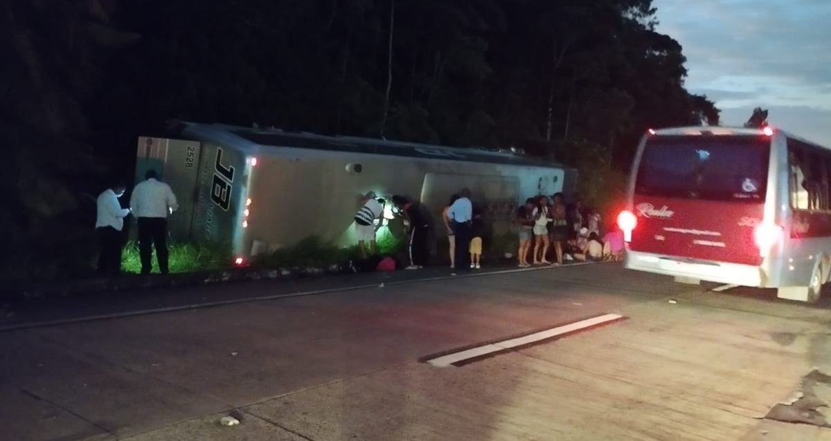 Nibus Tomba Na Serra De Petr Polis E Deixa Passageiros Feridos