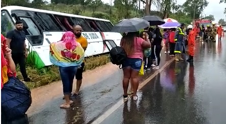 V Deo Nibus Tomba Em Vala Na Br E Passageiros Ficam Feridos