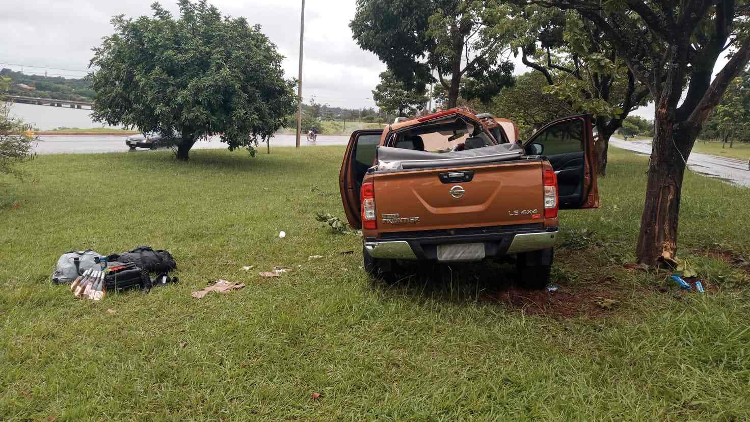 Embriagado Jovem Bate Carro Em Rvore Deixa Feridos E Preso No Df