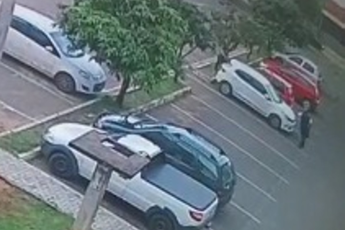 Vídeo motorista é rendida e tem carro roubado em frente a escola