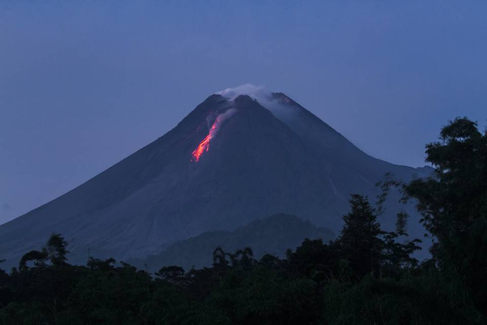 Vulc O Merapi Volta A Entrar Em Erup O Na Indon Sia Metr Poles