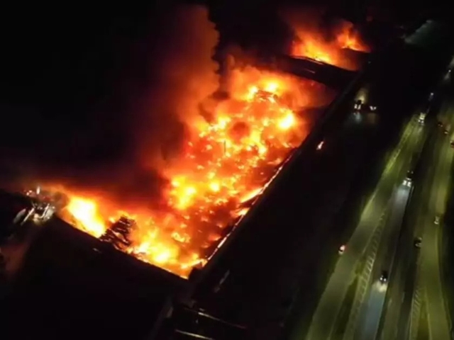 Vídeo incêndio de grandes proporções consome galpão de empresa em SC