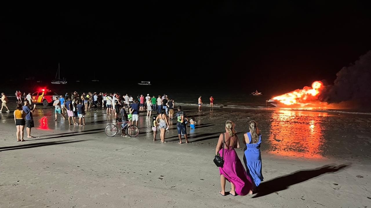 Vídeo lancha atracada em praia de Maceió pega fogo Metrópoles