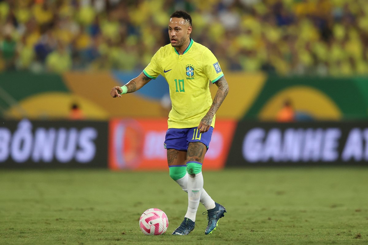 Não venho aqui de férias dispara Neymar após torcedor jogar pipoca