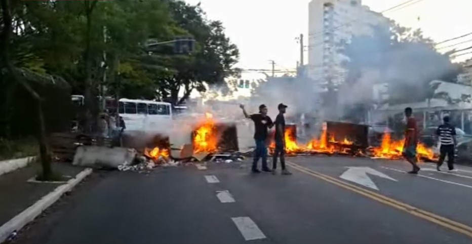 Moradores Ateiam Fogo Em Vias Em Protesto Contra Enel Por Apag O Em Sp