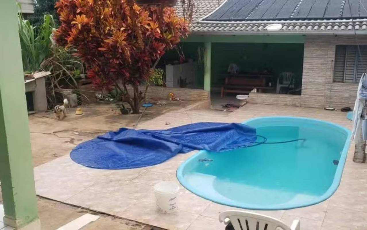 Bebê de 1 ano morre afogada após se enrolar em lona de piscina Metrópoles