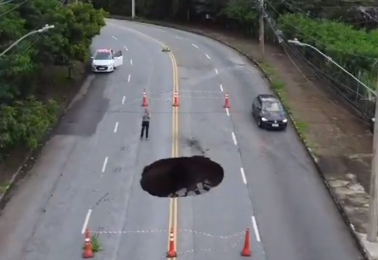 V Deo Ap S Chuvas Cratera Se Abre No Meio De Avenida Em Bh Metr Poles