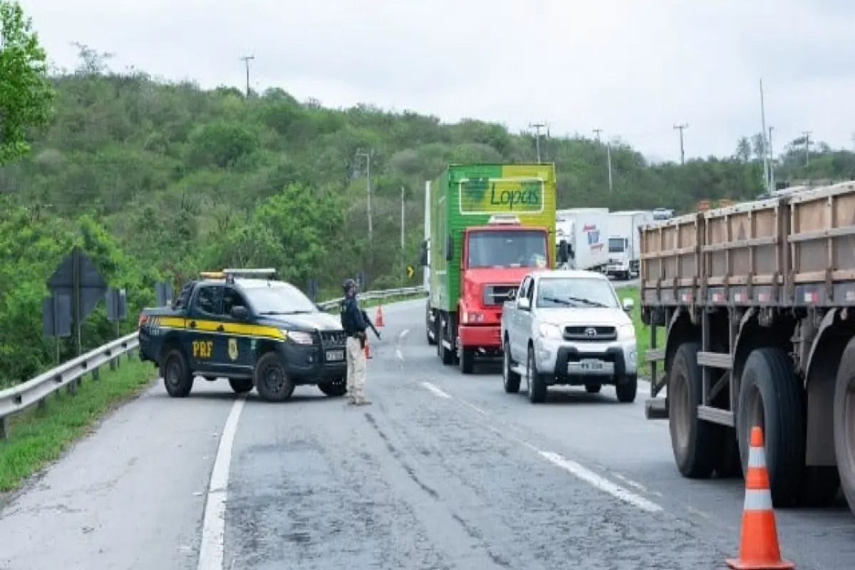 Turista francês é esfaqueado oito vezes dentro de ônibus na Bahia