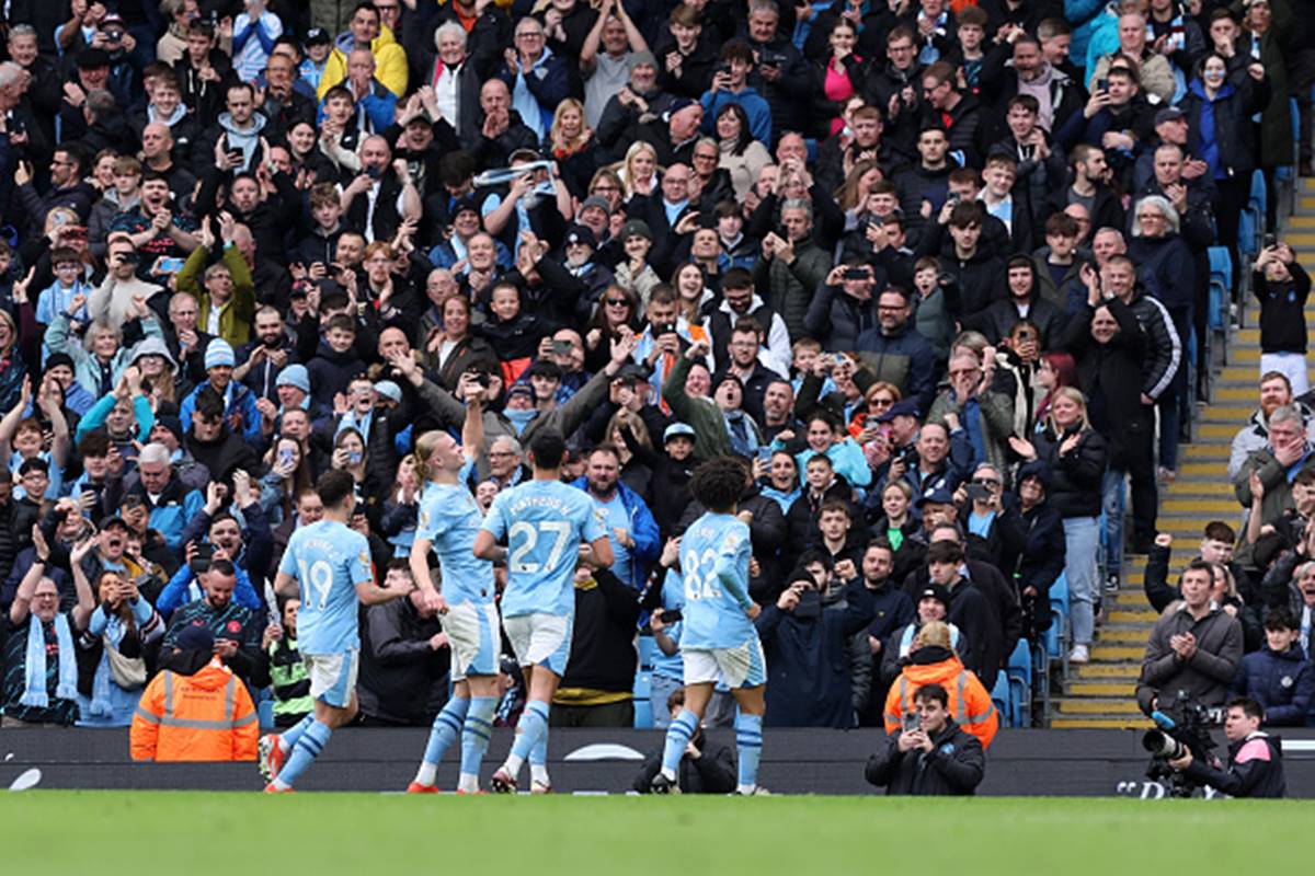 Manchester City atropela Luton em casa e vira líder da Premier League