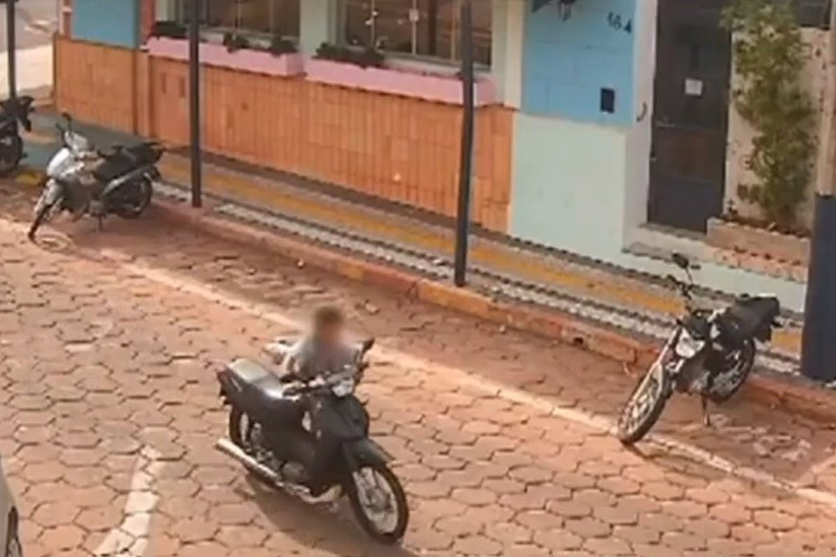 Vídeo menino de apenas 12 anos é flagrado furtando moto no interior