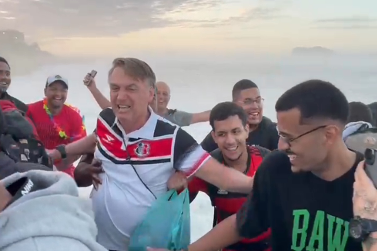 Vídeo Bolsonaro quase é derrubado por onda ao lado de apoiadores