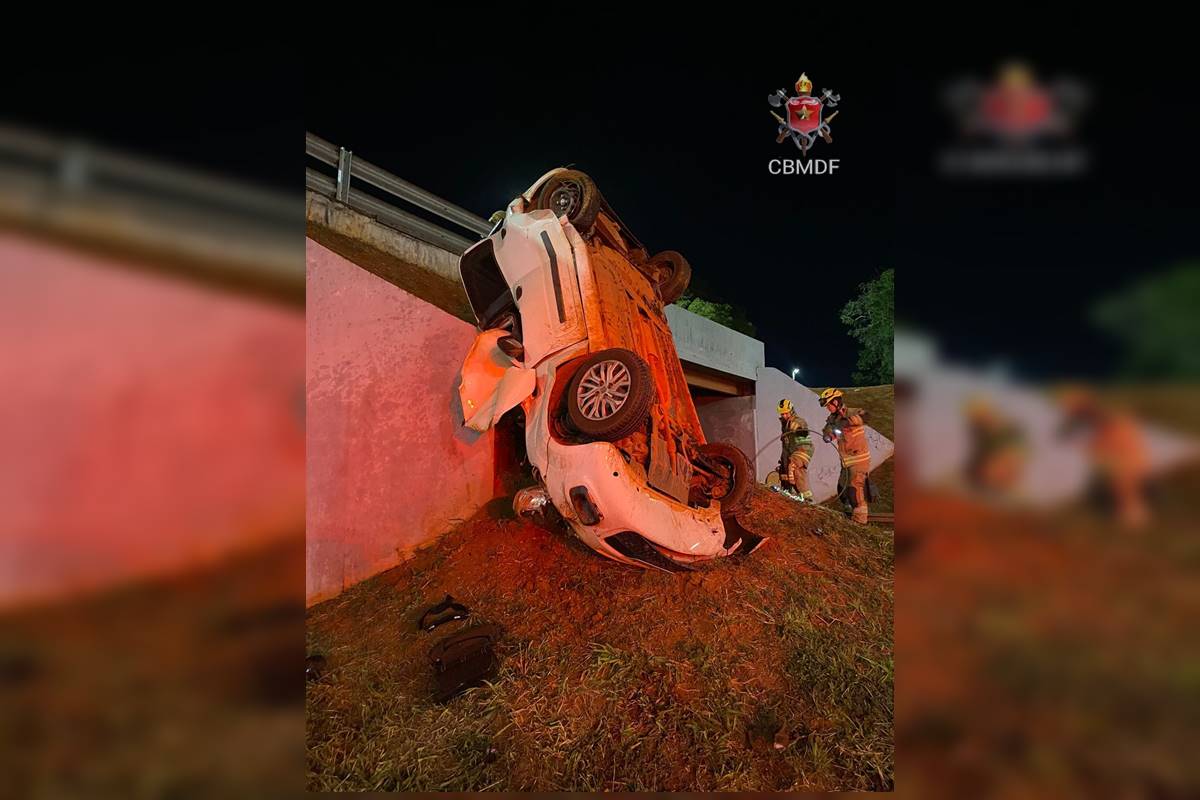 V Deo Motorista Fica Ferido Ap S Carro Cair De Viaduto No Df Metr Poles