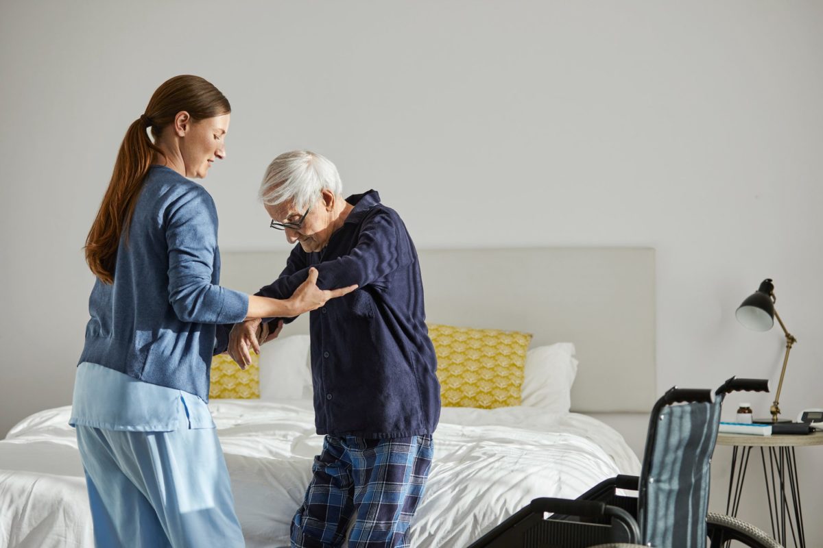 Geriatras explicam quando é necessário contratar um cuidador de idosos