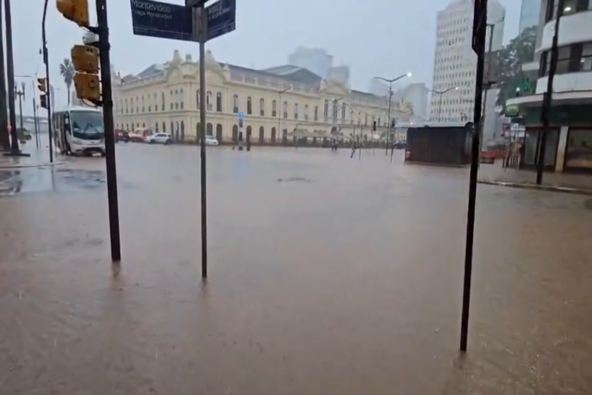 Chuva forte volta a inundar ruas de Porto Alegre Aulas são suspensas