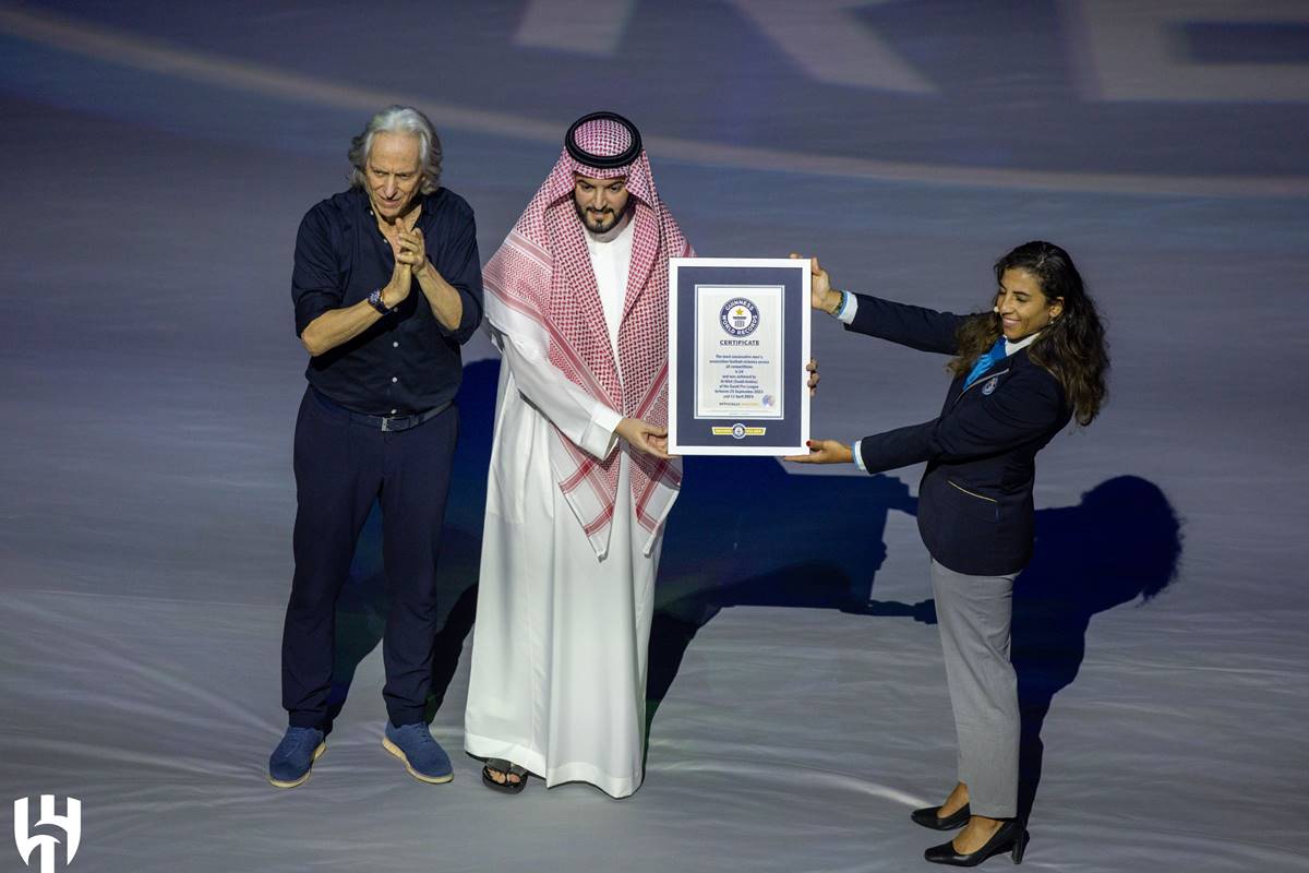 Jorge Jesus Recebe Certificado Do Guinness Por Recorde No Al Hilal