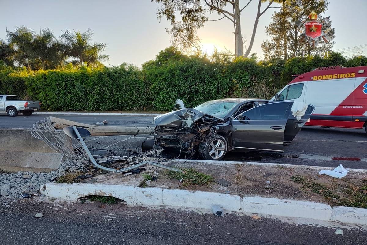 Motorista de 26 anos fica ferido após colidir contra poste na Ponte JK