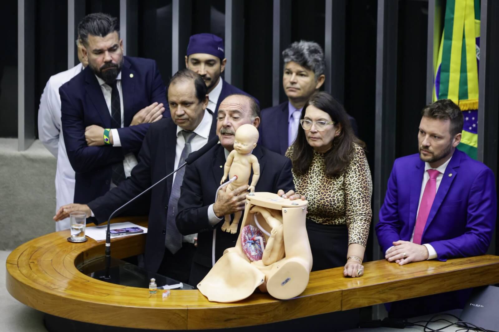 Deputado faz demonstração de aborto em sessão Feticídio Vídeo