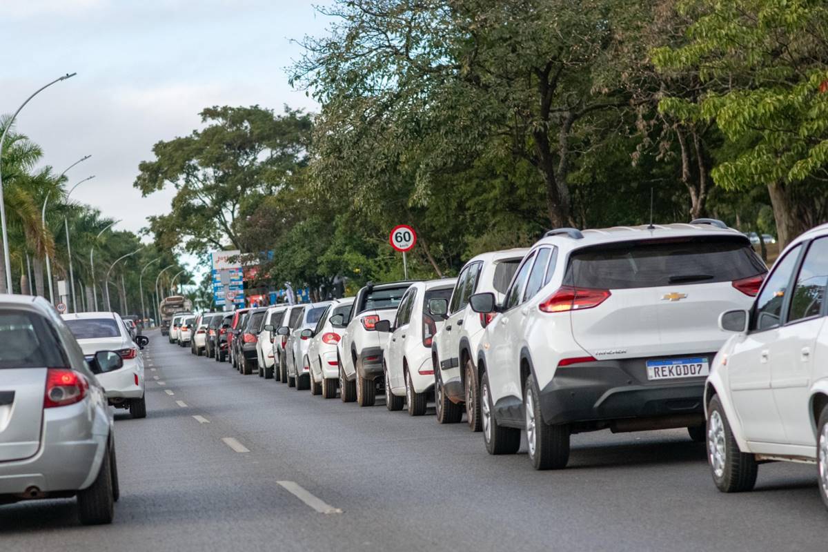 Motoristas fazem fila quilométrica por gasolina a R 3 80 na Asa Norte