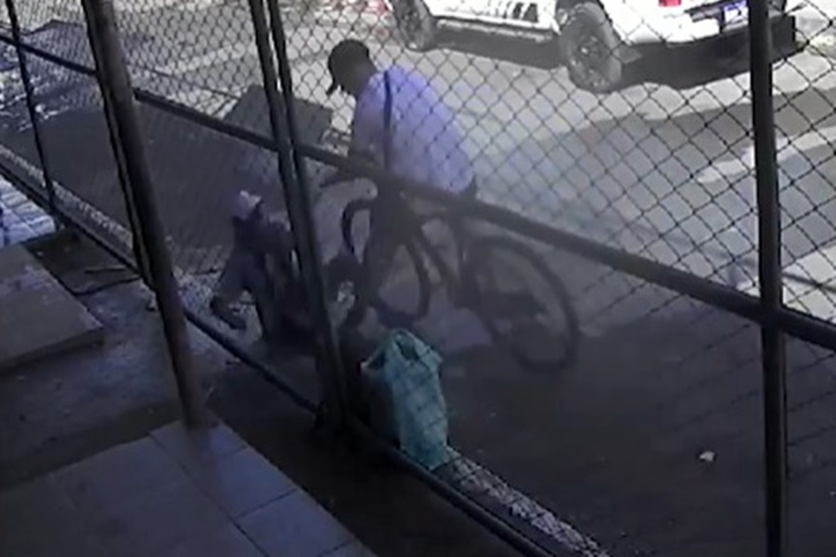 Vídeo: ladrões atropelam idosos com bike para roubar aposentadoria