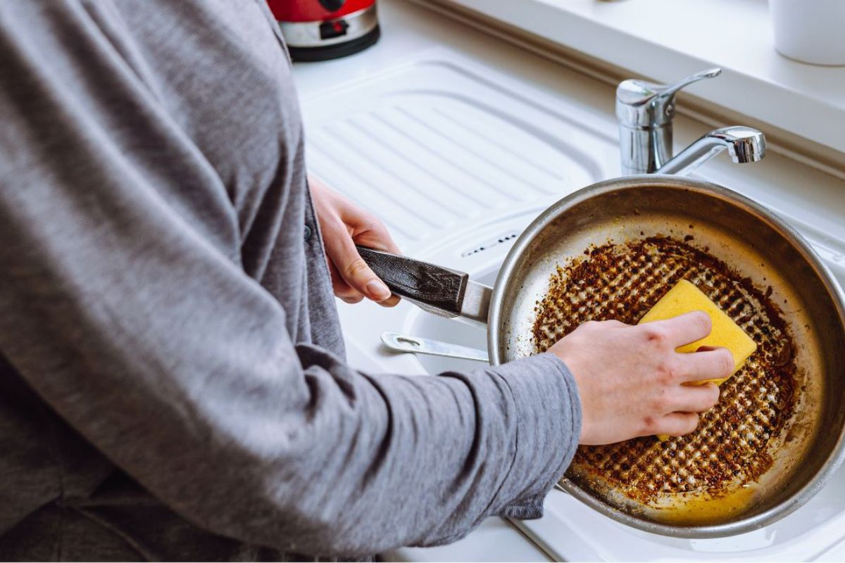 Panela queimada Veja 4 truques para limpar o utensílio sem mistério