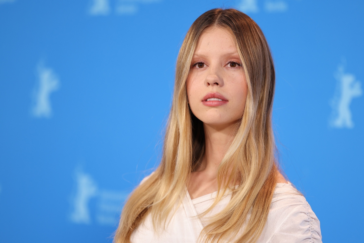 Quem é Mia Goth neta de atriz brasileira que estrela filme de terror