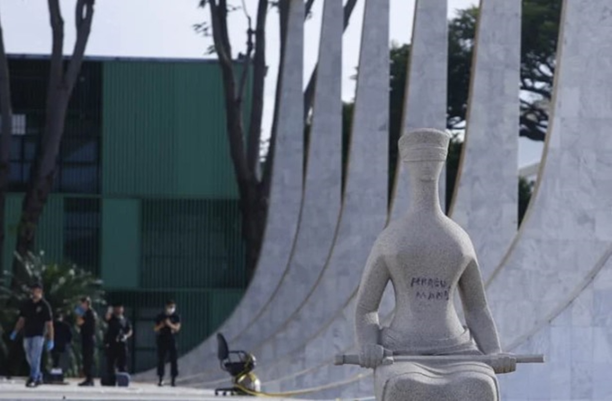 PGR denuncia mulher que pichou perdeu mané em estátua do STF no 8 1