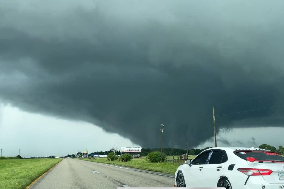 Tornado atinge a Flórida antes do furacão Milton Veja imagens Metrópoles