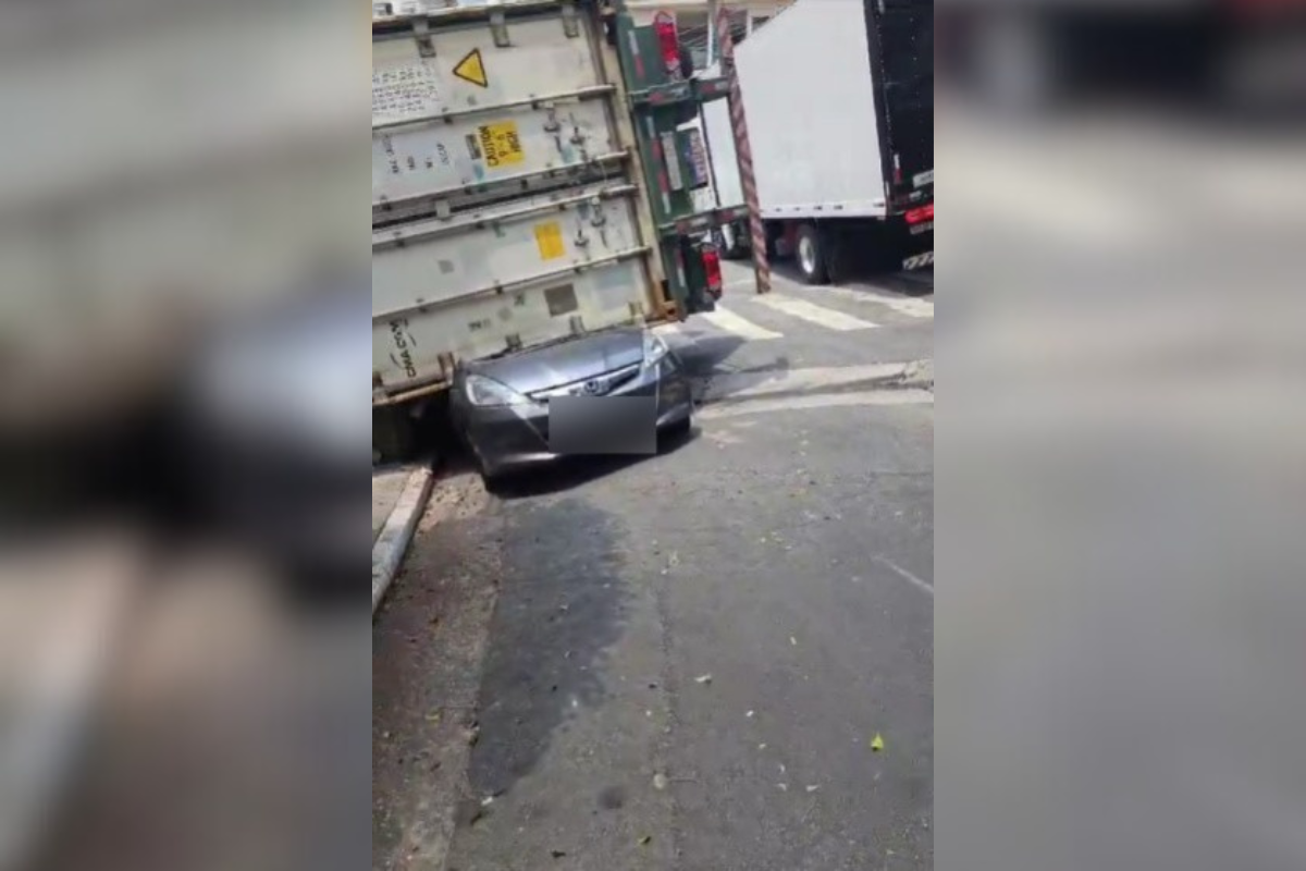 V Deo Caminh O De Carnes Tomba E Esmaga Carro Na Zona Oeste De Sp