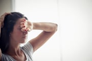 Na maioria dos casos, o aneurisma cerebral não causa sintomas antes de se romper ou vazar, mas algumas pessoas podem sentir formigamento no rosto, confusão mental, dores atrás dos olhos, visão dupla e visão dilatada Na maioria dos casos, o aneurisma cerebral não causa sintomas antes de se romper ou vazar, mas algumas pessoas podem sentir formigamento no rosto, confusão mental, dores atrás dos olhos, visão dupla e visão dilatada