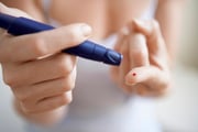 A diabetes surge devido ao aumento da glicose no sangue, que é chamado de hiperglicemia. Isso ocorre como consequência de defeitos na secreção ou na ação do hormônio insulina, que é produzido no pâncreas