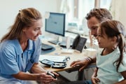 A diabetes pode ser dividida em três principais tipos. A tipo 1, em que o pâncreas para de produzir insulina, é a tipagem menos comum e surge desde o nascimento. Os portadores do tipo 1 necessitam de injeções diárias de insulina para manter a glicose no sangue em valores normais
