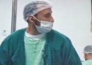 A todo instante o anestesista olhava para os lados durante a ação