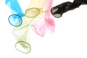 O uso de camisinhas previne, além de gravidez, diversas doenças sexualmente transmissíveis (DSTs)