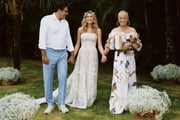 Sasha de mãos dadas com os pais, Luciano Szafir e Xuxa, rumo ao altar em 2021