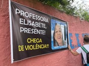 Cartaz com homenagem à professora morta em SP