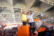 Bolsonaro e Tarcísio em cima de trator na Agrishow, em Ribeirão Preto (SP)