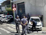 Movimentação de policiais e imprensa nos arredores da Escola Estadual Sapopemba, onde ataque a tiros deixou aluna morta