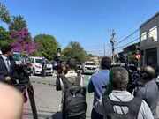 Movimentação de policiais e imprensa nos arredores da Escola Estadual Sapopemba, onde ataque a tiros deixou aluna morta