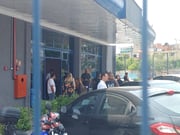 Movimentação de pessoas no velório de Giovanna Bezerra da Silva, morta em ataque a escola em SP 