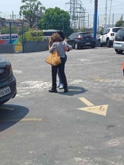 Movimentação de pessoas no velório de Giovanna Bezerra da Silva, morta em ataque a escola em SP; na foto, de bengala, o avô de Giovanna