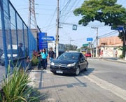 Movimentação de pessoas no velório de Giovanna Bezerra da Silva, morta em ataque a escola em SP; na foto, de bengala, o avô de Giovanna